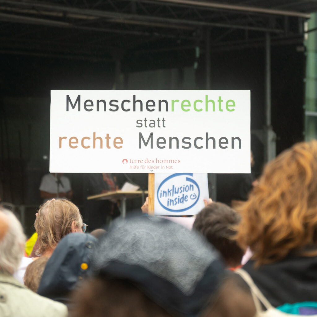 Plakat mit der Aufschrift "Menschenrechte statt rechte Menschen". Foto von Ole Widekind